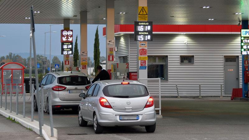 Corsa contro il caro benzina: taglio dello sconto sulle accise