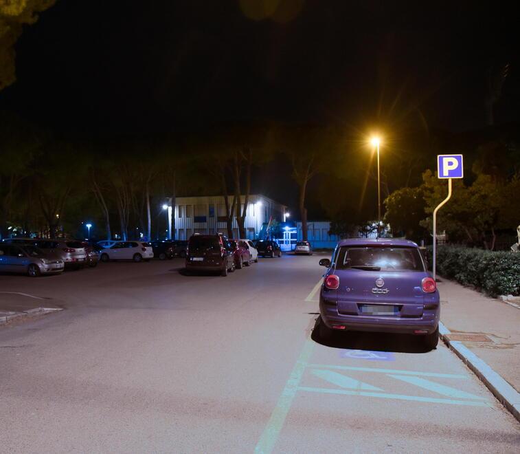 Auto  posteggiate nel parcheggio dell’Addolorata (foto Agenzia Bf)