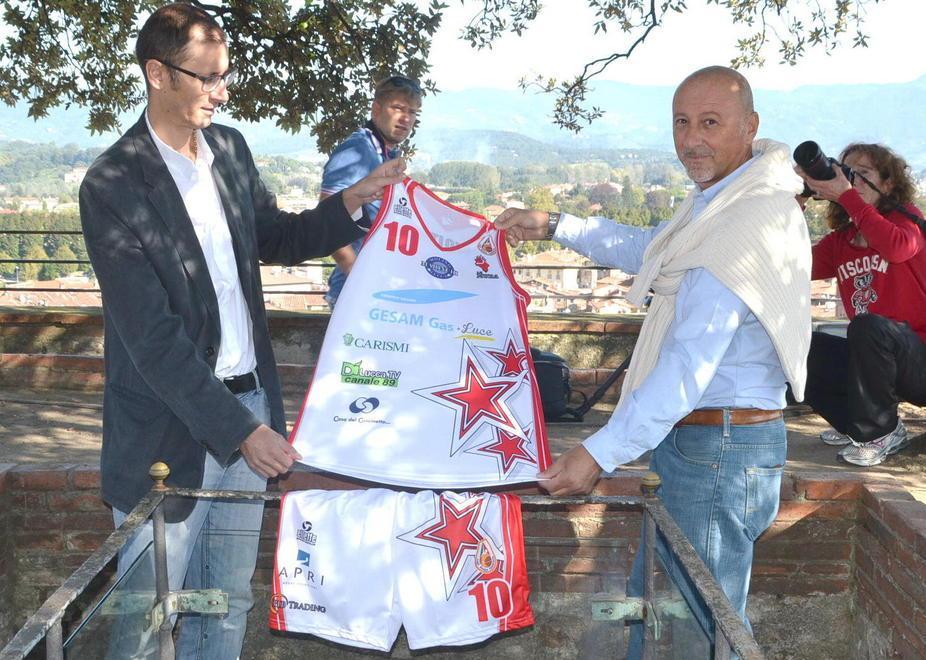Sulla Torre Guinigi la maglia delle Mura 