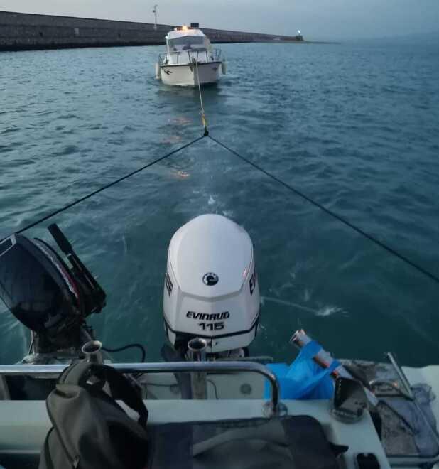 Babbo e figlia sulla barca in avaria, il racconto dei poliziotti fuori servizio: «Ecco come li abbiamo salvati» 