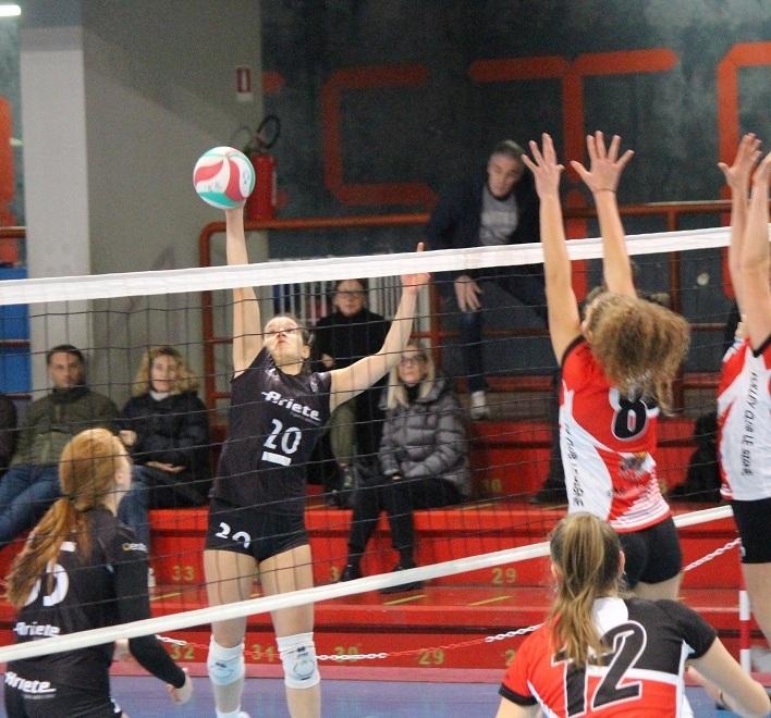 Un’azione di gioco della partita che l’Ariete Volley ha perso sul parquet di casa contro la capolista del suo girone VC Le Signe, vittoriosa 3-1