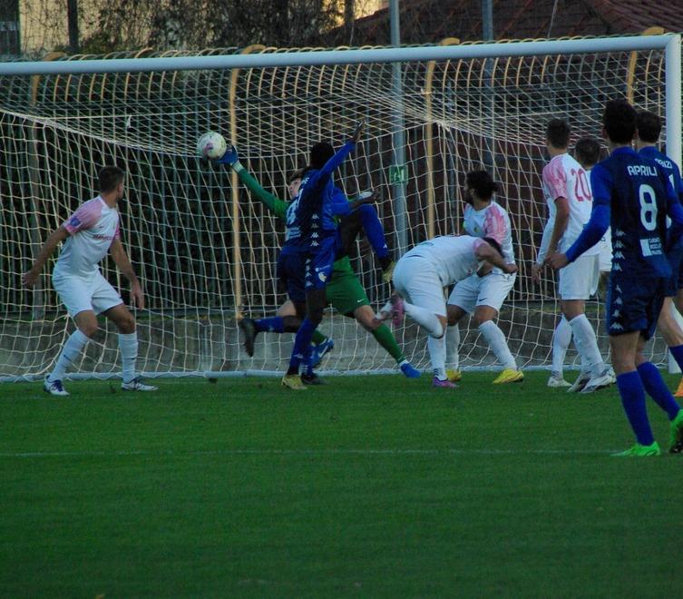 Un gol del Prato nella  partita vinta 3-1 domenica con il Lentigione (foto Alfiero Zacchei)