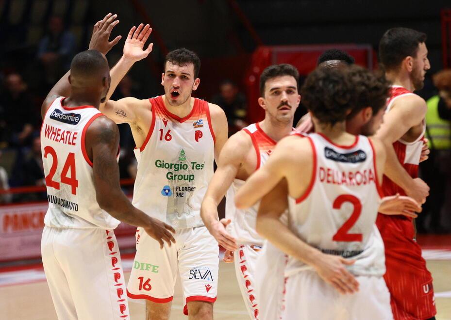 L’abbraccio tra Della Rosa e i compagni al termine della vittoria con Chiusi (foto Nucci/Innocenti)