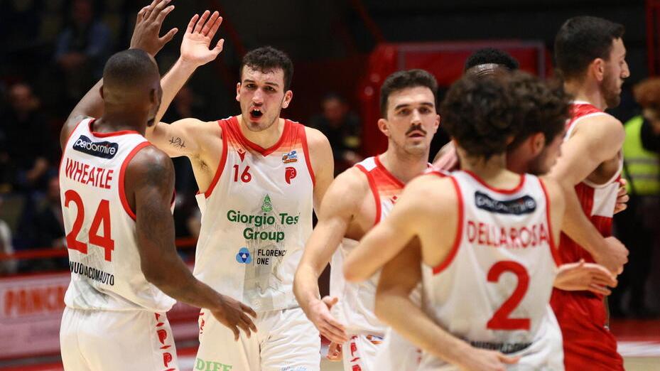 L’abbraccio tra Della Rosa e i compagni al termine della vittoria con Chiusi (foto Nucci/Innocenti)