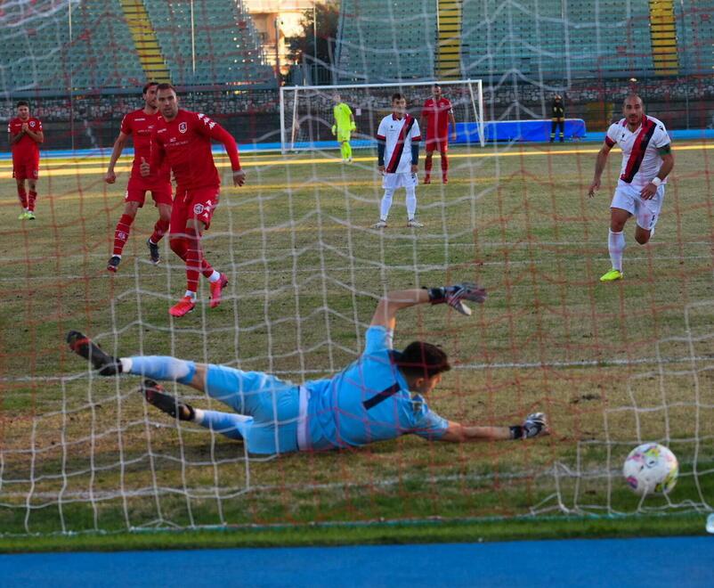 l gol del momentaneo pareggio su rigore siglato dall’attaccante biancorosso Aleksic contro il Flaminia. La sfida è poi terminata 2-1 per il Grifone che completato l’operazione rimonta (foto BF)