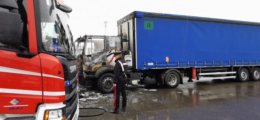 Camion prende fuoco durante la marcia, vigili del fuoco a Novellara