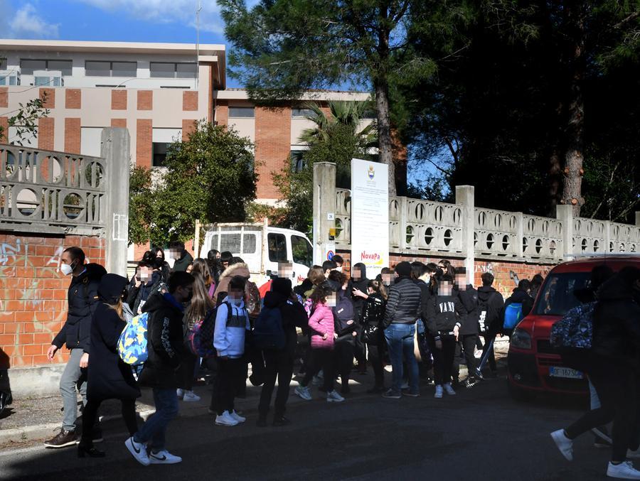 
	Bambini all'ingresso di scuola

