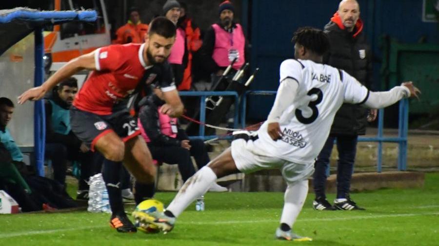 Un'azione di gioco Torres - Fiorenzuola (<em>foto Mauro Chessa) </em>