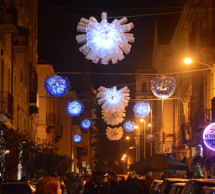 Sassari, luci e animatori: si accende il Natale, ma a Capodanno solo balli di gruppo 