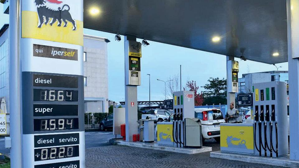 Nuova stangata sui carburanti: dal 1° dicembre saranno più cari. Ecco dove si può risparmiare a Lucca