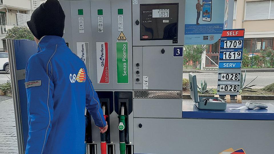 Nuova stangata sui carburanti: dal 1° dicembre saranno più cari. Ecco dove si può risparmiare in Versilia