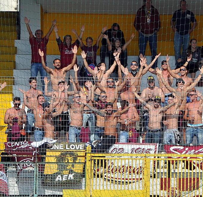 1.200 chilometri pieni di rabbia per i 60 tifosi