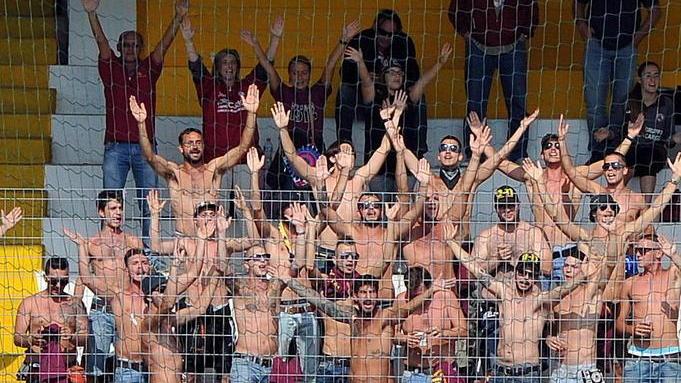 1.200 chilometri pieni di rabbia per i 60 tifosi