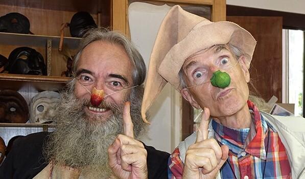 Patch Adams dona un sorriso ai bambini grazie ai nasi di cuoio creati a Livorno
