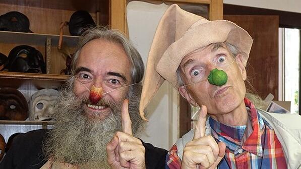 Patch Adams dona un sorriso ai bambini grazie ai nasi di cuoio creati a Livorno