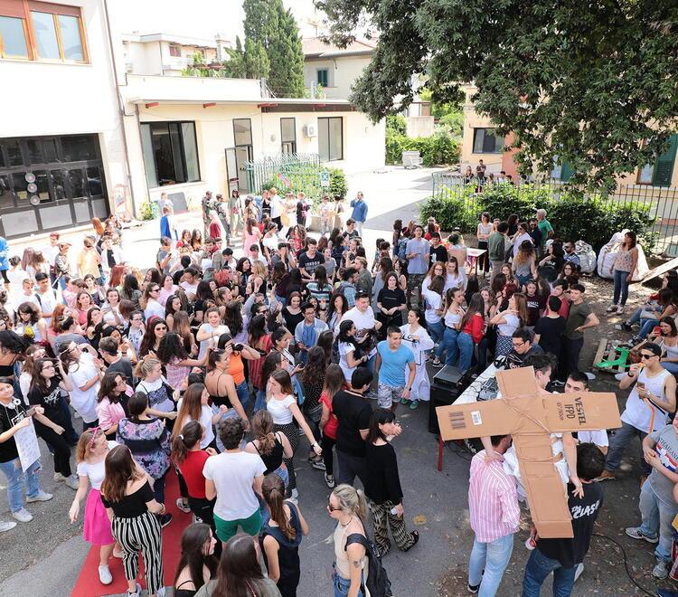 Le lezioni di ballo gender al liceo fanno infuriare la destra