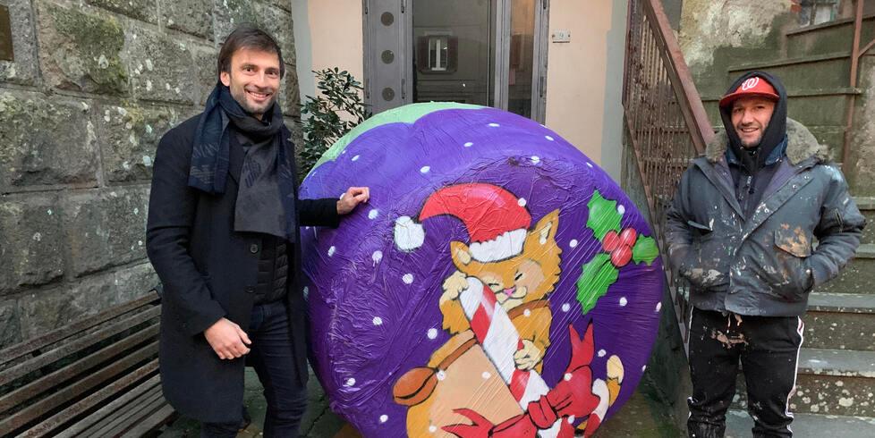 Natale, l’arredo per le feste sono le rotoballe dipinte