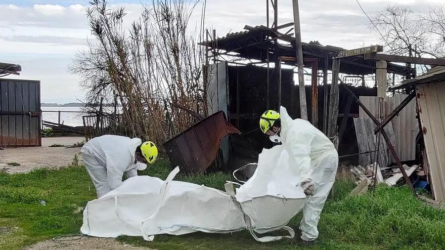 Un momento delle operazioni di bonifica 