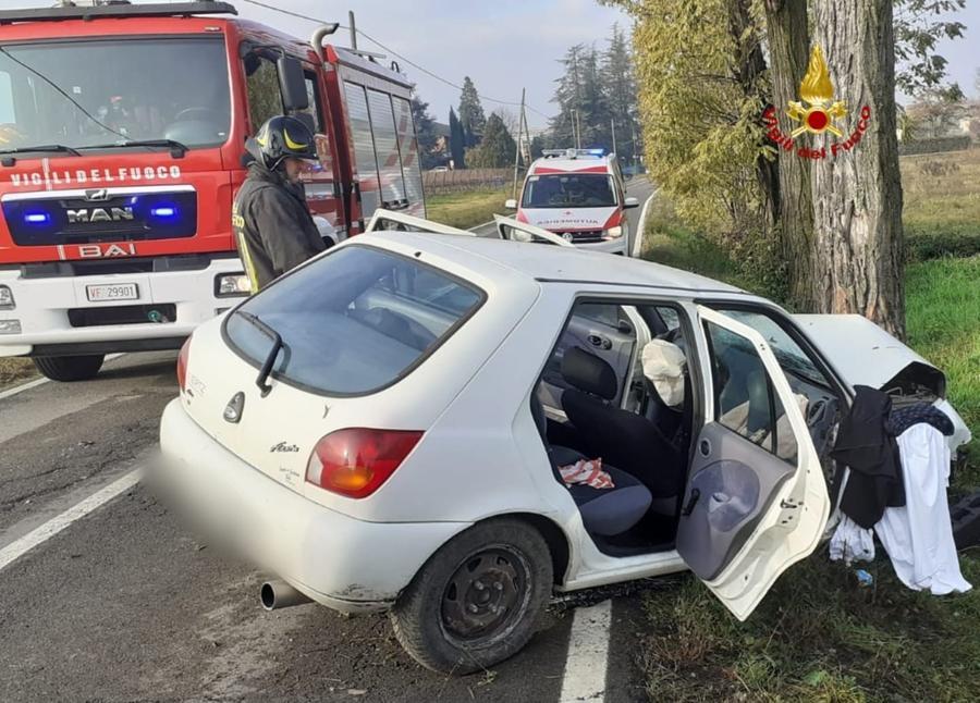 Vola Con L’auto Fuori Strada E Si Schianta Contro Un Albero, Grave Una ...