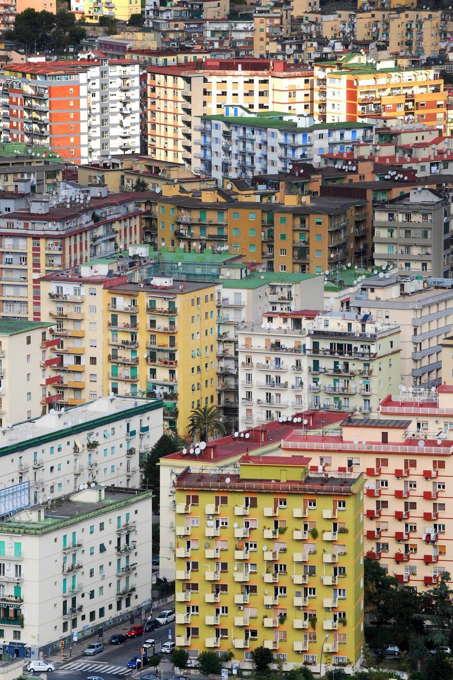 Agglomerato di case a Napoli, in una foto d'archivio. ANSA/ CIRO FUSCO
