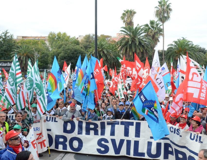 Parlano gli operai: ormai siamo poveri, è difficile dirlo ai figli 