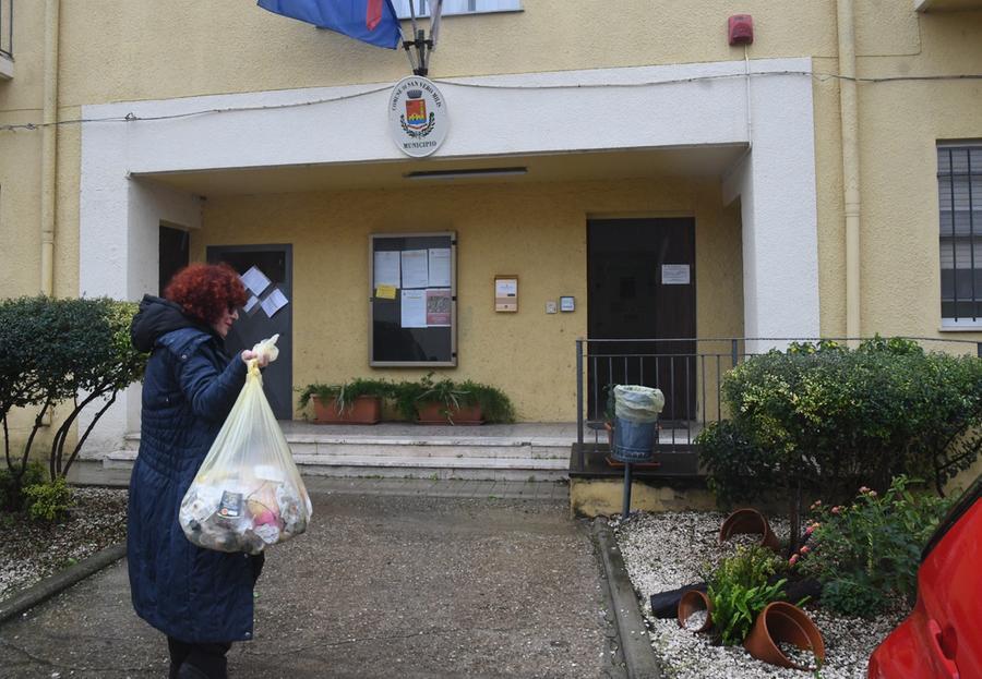 
	Fiorella Ferruzzi porta i rifiuti in Comune per protesta contro i disservizi

