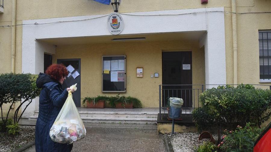
	Fiorella Ferruzzi porta i rifiuti in Comune per protesta contro i disservizi

