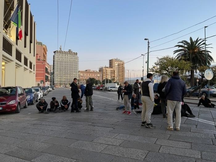 I ricciai bloccano via Roma a Cagliari: "Non vogliamo ristori ma lavoro"