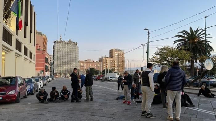 I ricciai bloccano via Roma a Cagliari: "Non vogliamo ristori ma lavoro"