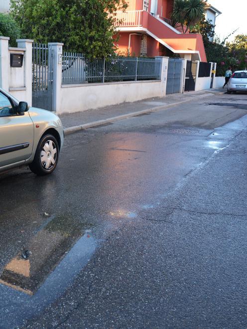 Una vistosa perdita d’acqua, nessuno però interviene