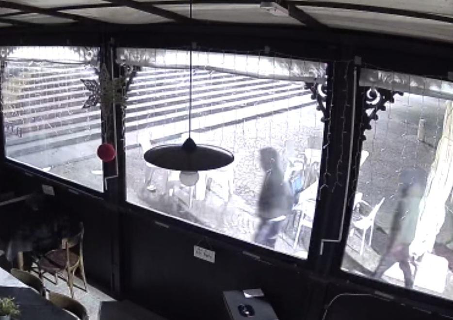 I ladri mentre stanno per entrare nel ristorante