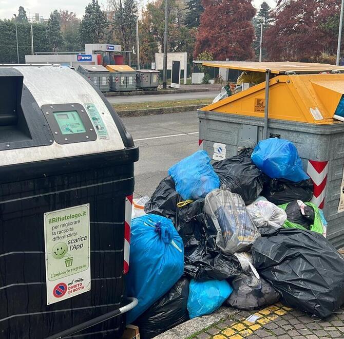 Modena. I cassonetti con la tessera faticano Nel Quartiere 4 sacchi di immondizia a terra