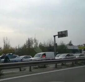 Modena Lo sorpassa e lui lo picchia 