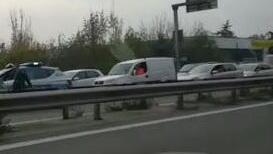 Modena Lo sorpassa e lui lo picchia