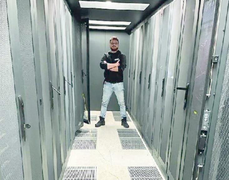 
	Simone Dore nella stanza dei server di Sard-XI a Sassari

