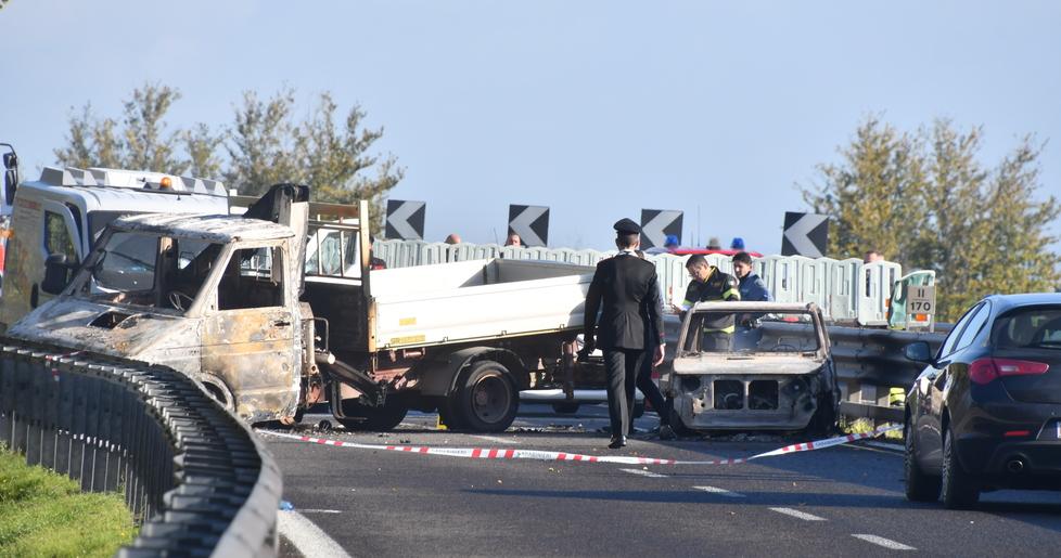 Il racconto dell'attacco al portavalori: alba di fuoco sulla 131 