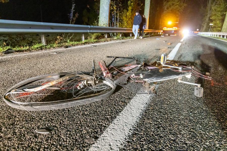 Ferrara, ciclisti investiti da un'auto pirata: un morto e un ferito grave