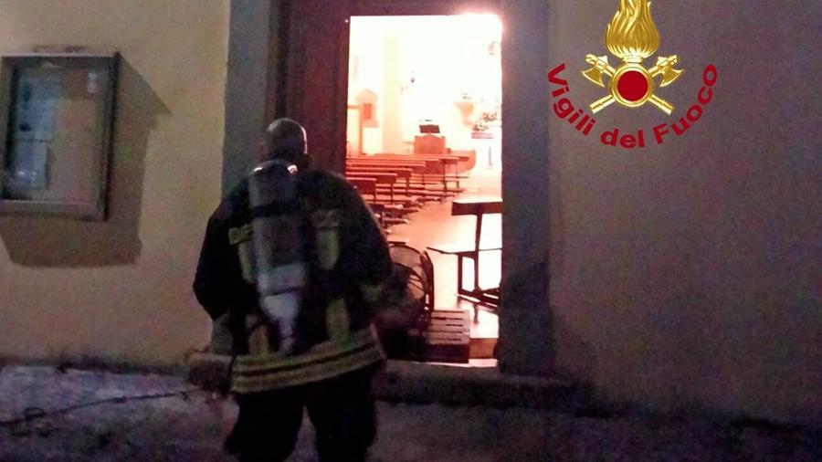 Intossicati da monossido in locale chiesa: in due in ospedale