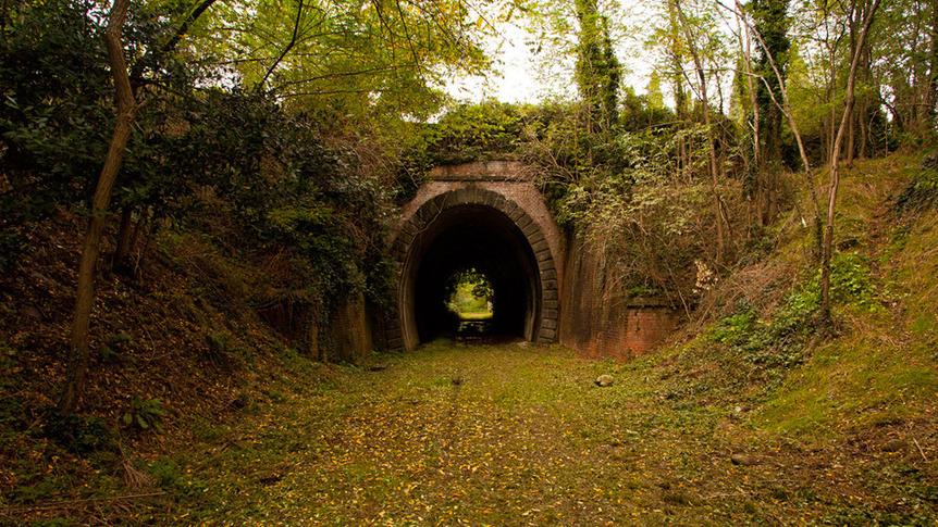 Dai treni alle biciclette: torna a rivivere la ferrovia abbandonata 80 anni fa, porterà da Lucca a Pontedera