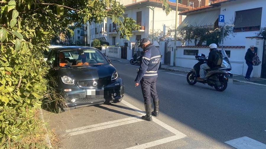 Una delle auto danneggiate (foto Franco Silvi)
