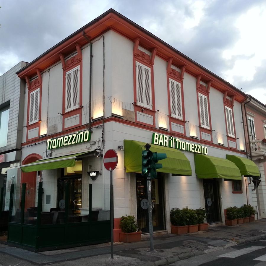 Lancia un apribottiglie al dipendente del Tramezzino, poi offende la polizia: denunciato