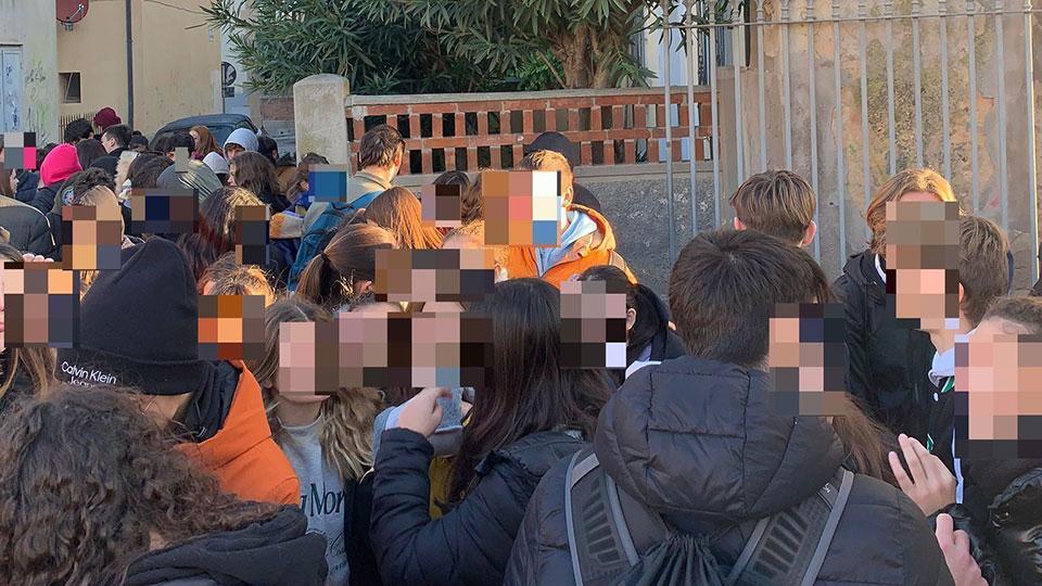 Termosifoni spenti al Grigolo, studenti nelle aule con i plaid