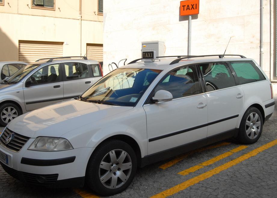 Nuovi stalli davanti alla stazione