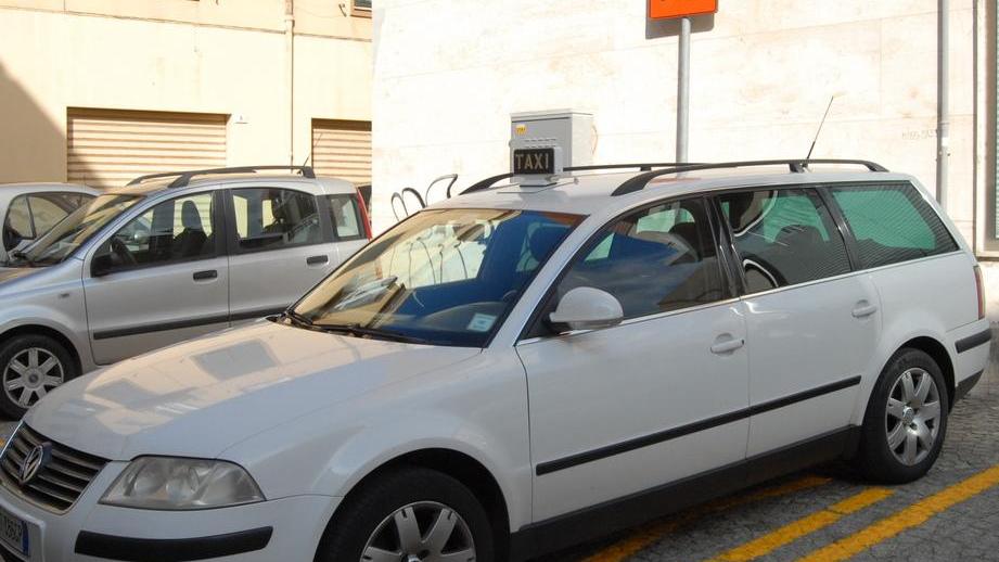 Nuovi stalli davanti alla stazione