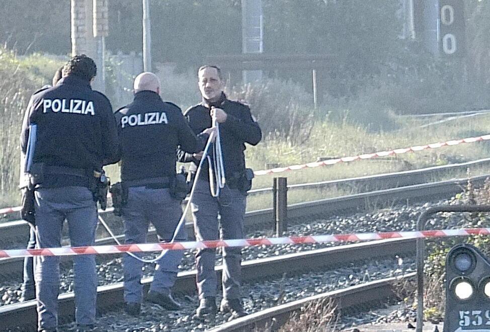 Pisa, resti umani trovati sulle rotaie: mistero sul corpo straziato
