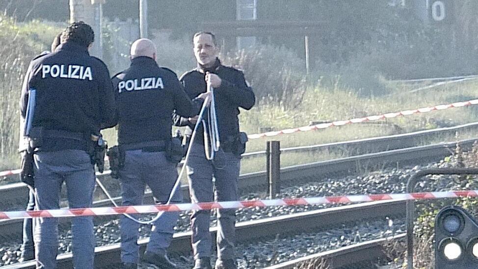 Pisa, resti umani trovati sulle rotaie: mistero sul corpo straziato