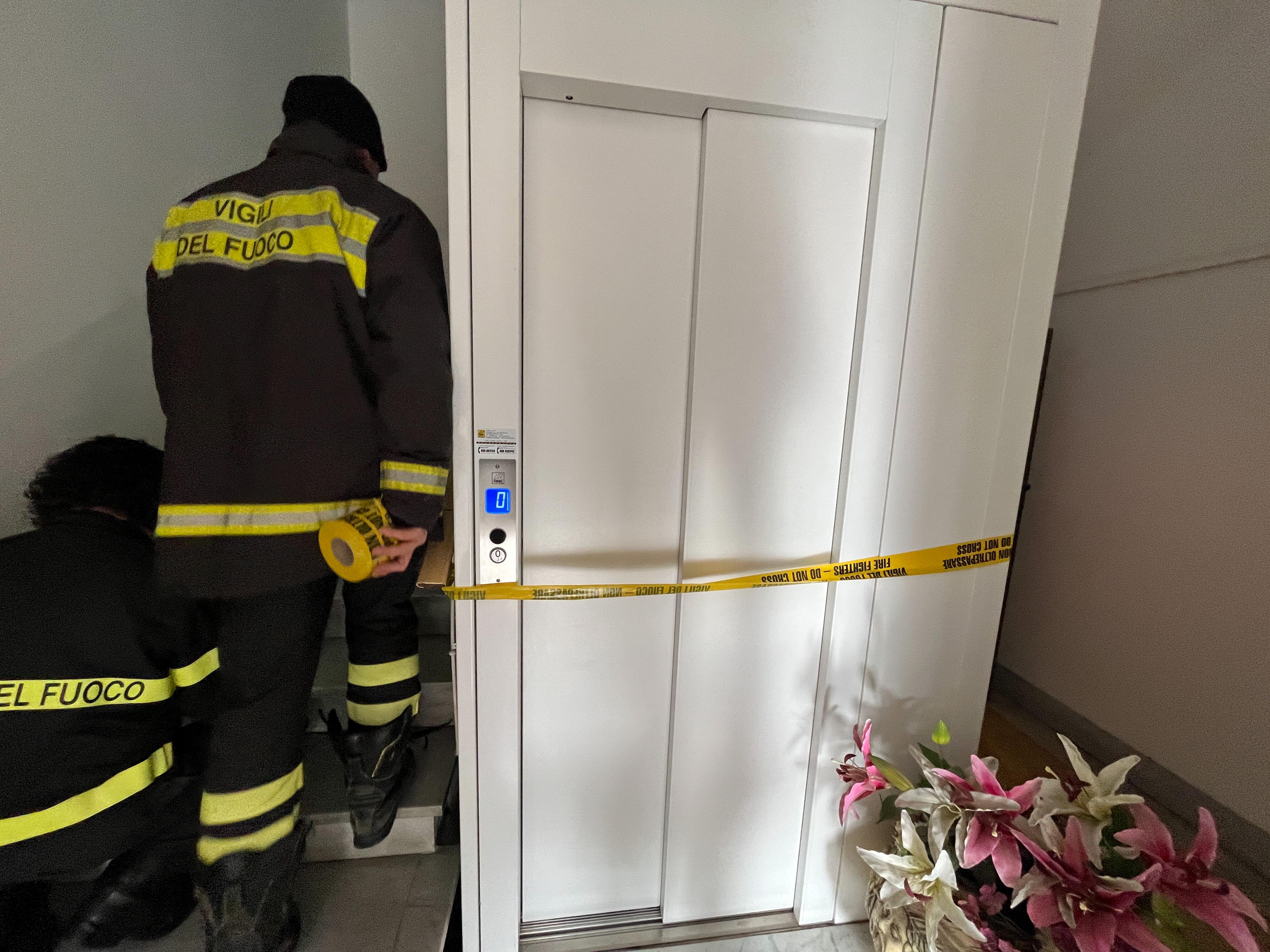 Nonna Maria, a 98 anni bloccata nell’ascensore per quaranta minuti in un condominio a Pontedera