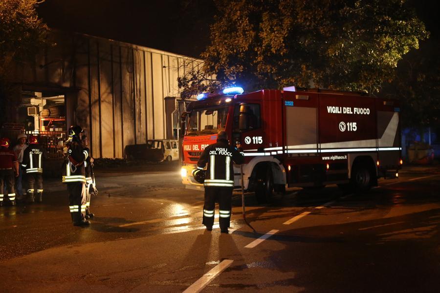 Fiamme da un compressore, vigili del fuoco in un’azienda in via Labriola