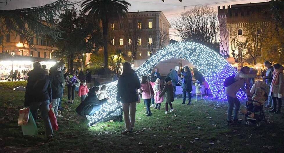 Bancarelle della fiera e luci di Natale, ma l’aria di festa si respira solo a metà 