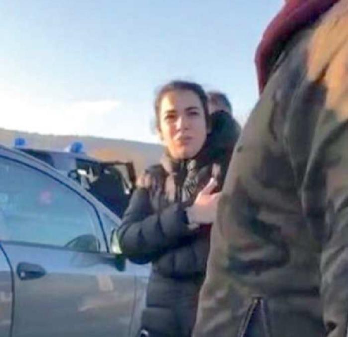 Serena Contu stringe il btraccio colpito dal proiettile